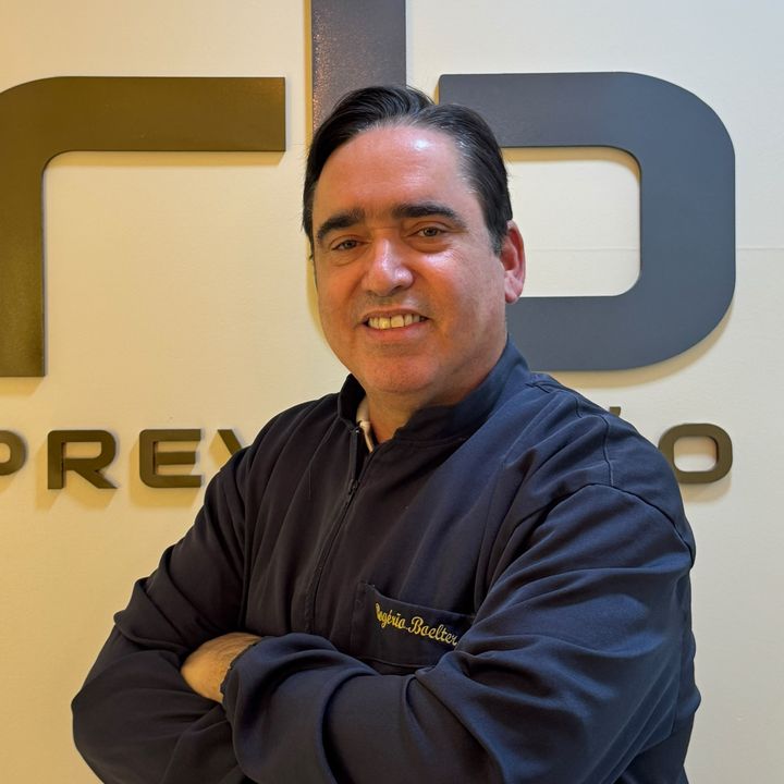Dr. Rogério Boelter, cirurgião-dentista de implante dentário da RB Prevenção, no consultório