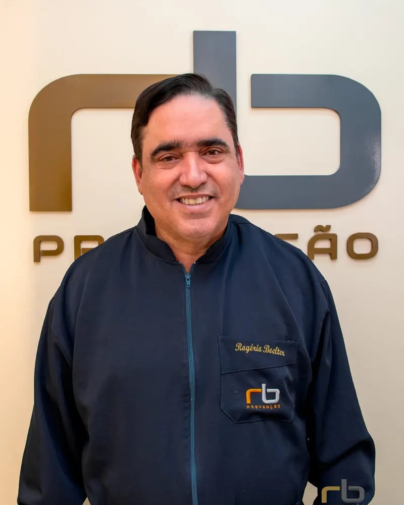 Dr. Rogério Boelter, cirurgião-dentista da RB Prevenção, no consultório de Madureira